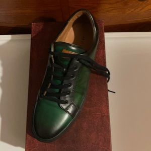 Men gently used Sneakers